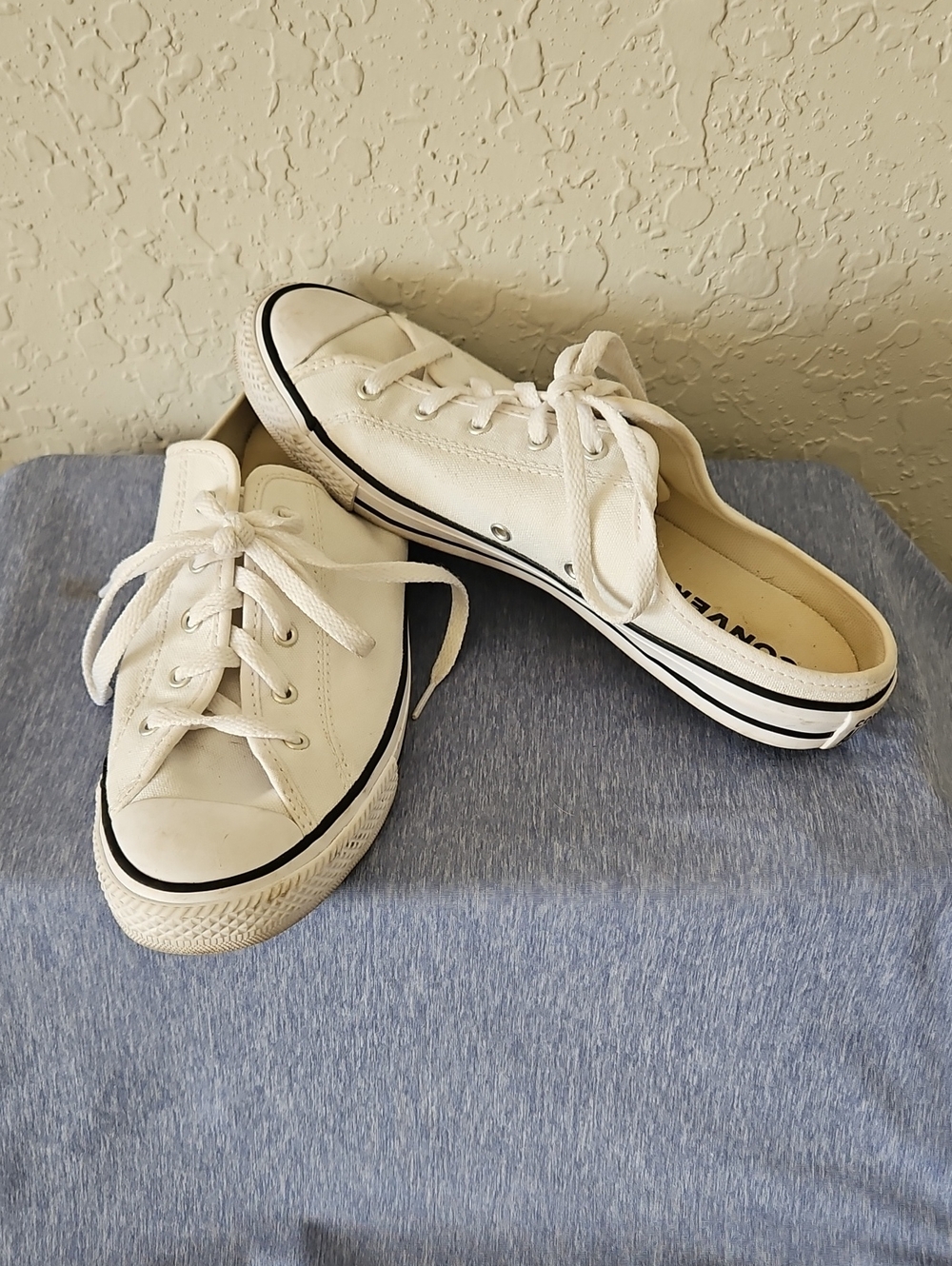 Converse Women's White Canvas Slip Ins, Size 7 - Picture 12 of 12